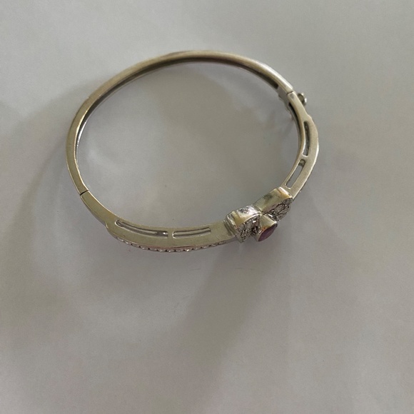 Vintage 18K White Gold Butterfly Bangle with Ruby & Diamonds - Picture 5 of 12